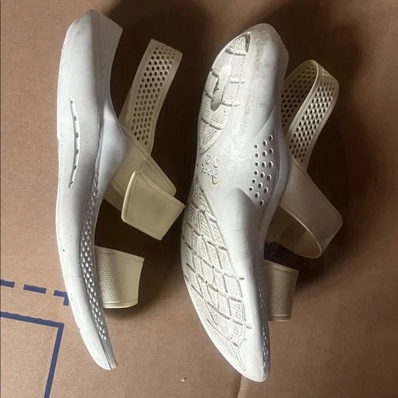 CROCS Women's Cream Sandals - Picture 2 of 5